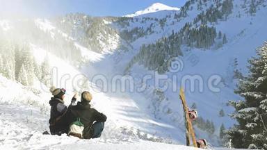 滑雪者在雪山上用手机自拍